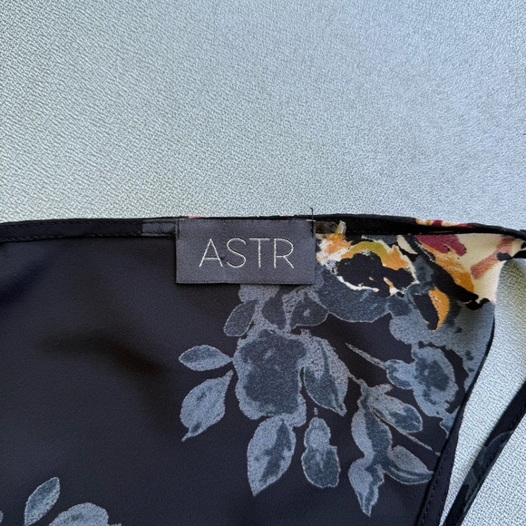 ASTR Women's Black Floral Patterned Camisole Spaghetti Strap V-Neck S - Picture 4 of 4
